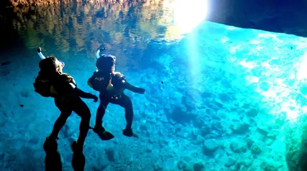 青の洞窟でシュノーケリング